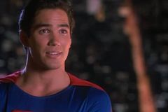 Ator de Superman dos anos 90 reprova decisão de tornar o herói bissexual