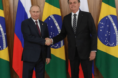 Bolsonaro desembarca em Moscou em meio ameaça de guerra