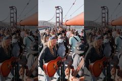 Proibidos de cantar nas igrejas, cristãos saem para adorar nas ruas da Califórnia