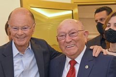Ao lado do pastor José Wellington, bispo Macedo lança Bíblia Manuscrita