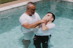 Compositor de Marília Mendonça, Juliano Gonçalves é batizado em igreja evangélica