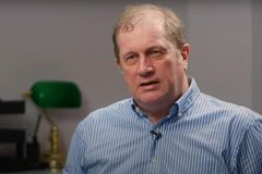 Médico demitido por não chamar homem de ‘senhora’ defende visão bíblica na Justiça inglesa