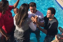 Wesley Safadão é batizado durante retiro espiritual, em Minas Gerais