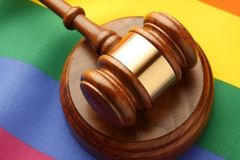 Tribunal decide que o uso de “pronomes errados” para transgêneros viola os direitos humanos