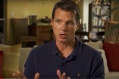 Ateu decide ler a Bíblia para confrontar os cristãos e se converte: "Deus se revela a nós"