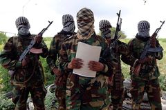 Depois de matar 150 estudantes cristãos, facção Al Shabab promete lealdade ao Estado Islâmico