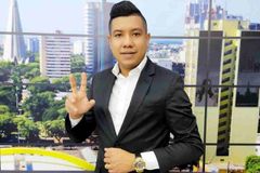 Conheça o pastor que faz sucesso por dar dinheiro aos membros na hora do culto