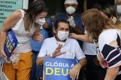 Após 2 meses internado por causa do Covid-19, homem tem alta