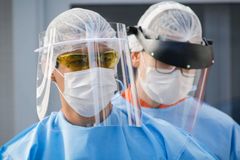 Com o pai na UTI pela COVID, menina desenha Jesus lhe curando