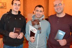 Igreja norueguesa evangeliza refugiados com Bíblias em árabe e 'Google tradutor'