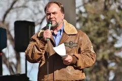 Pastor canadense volta a ser preso após protesto em frente à casa de ministro da Saúde