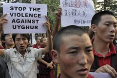 Minorias religiosas sofrem estupro, tortura e trabalho forçado, na China