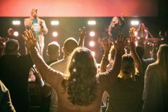 Pessoas que frequentam a igreja são mais satisfeitas na vida, revela estudo