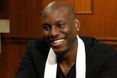 Ator cristão passou 27 anos orando por mãe viciada: "Jesus a trouxe de volta"