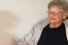 Após 59 anos no lesbianismo, satanista aceita Jesus ao ser evangelizada por ex-transgênero