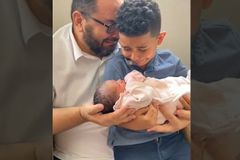 Pai infértil e filho choram ao receber ‘milagre’ em seus braços: “Só Jesus pode fazer”