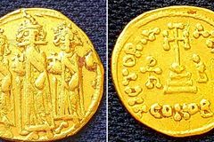 Arqueólogos descobrem moeda de ouro que possivelmente retrata a crucificação de Jesus