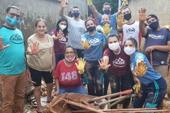 Jovens cristãos usam férias para limpar casas afetadas por enchente no interior do RJ