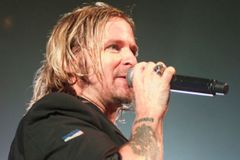 Vocalista do dcTalk adota progressismo e admite apostasia: Ex-evangélico