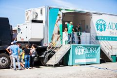 Igreja envia carreta solidária que prepara refeições e lava roupas a Petrópolis