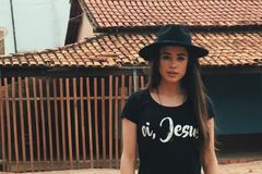 Isadora Pompeo diz que 'buscou em Deus’ paz para fazer tatuagens