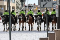 Policiais atropelam caminhoneiros em manifestação no Canadá