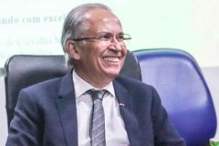 Garçom evangélico reconhece presidente da AD de Sergipe ao lhe servir whisky