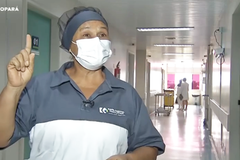Auxiliar de limpeza em hospital impacta a vida de pacientes com louvores