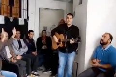 Sob ameaça de fechar, igreja faz batismos nos rios e casas: “Não podemos parar”