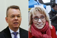 Pastor perseguido Andrew Brunson ora por política finlandesa, julgada por citar a Bíblia