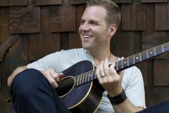 Cantor cristão escreve música baseada em testemunho de ex-drogado; assista