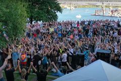 Cristãos respondem ao ataque do Antifa com adoração e militante se converte