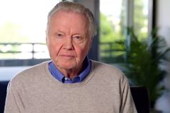 “O temor do Senhor te mantém no caminho certo”, diz ator Jon Voight após encontro com Deus