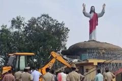 Estátua de Jesus de 6 metros de altura é destruída na Índia