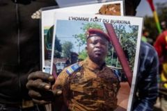 Líder de golpe em Burkina Faso promete derrotar extremismo islâmico