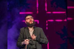 Estrela do reggaeton, Farruko altera músicas em show e prega sobre Deus