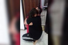 Vídeo: Menina chora ao reencontrar pai há 2 anos preso por frequentar igreja no Irã