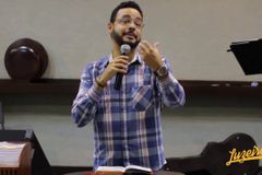 Pastor diz que críticos do aborto devem ser "pró-vida do útero ao cosmos"