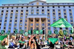 Senado da Argentina legaliza o aborto até o terceiro mês de gestação
