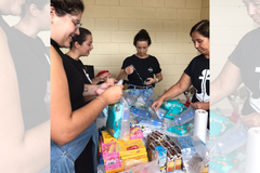 Voluntários de igreja evangélica em Teresópolis arrecadam doações para Petrópolis