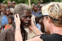 Missionária Heidi Baker testemunha cura massiva em tenda de doentes terminais com cólera