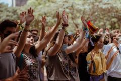 Jovens vão às praças orar pelo fim da pandemia, guerra e carnaval