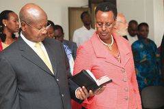 Primeira-dama de Uganda diz que "Deus precisa ser parte dos votos do casamento"