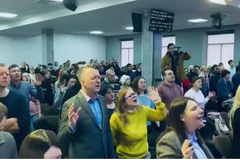 Mesmo cercadas por tropas, igrejas fazem cultos de domingo na Ucrânia