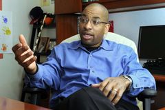 Pastor é esfaqueado 7 vezes seguidas e sobrevive milagrosamente