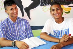 Adolescente abandona as drogas após experiência com Deus em retiro espiritual