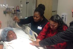 Mãe com gravidez de risco rejeita aborto após Deus falar com o marido em sonho