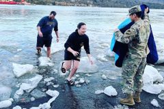 Militares são batizadas em lago congelado: "Não queria esperar para mostrar o que Deus fez"