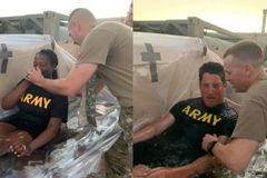 Soldados são batizados em tanque improvisado em base militar nos EUA