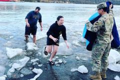 Militares são batizadas em lago congelado: “Não queria esperar”